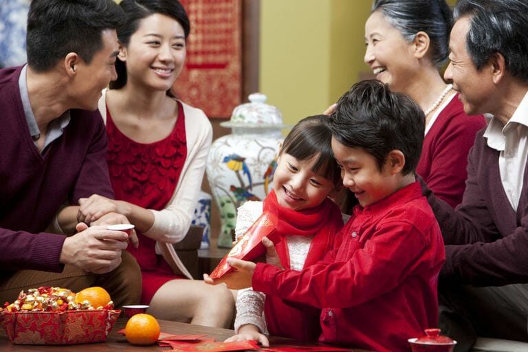 big family celebrating chinese new year 159614006 5c572b6e46e0fb000152f0e5