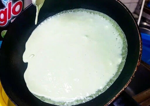 [Pour the batter into the pan until it forms a thin layer.]