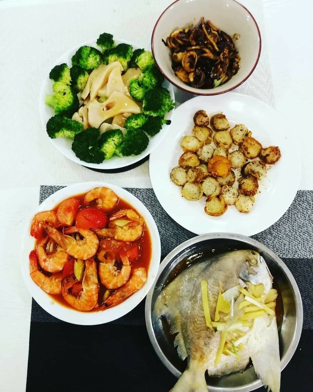 Fish, Prawns, Broccoli, Mussels.