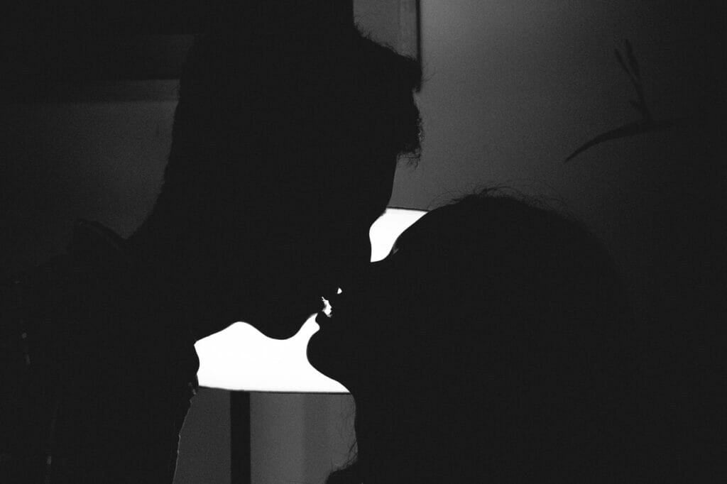 Silhouette Photo Of Man And Woman Kissing 1600128