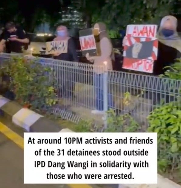 Tweet by @takterqyira at 10PM ativists and friends stood outside IPD Dang Wangi