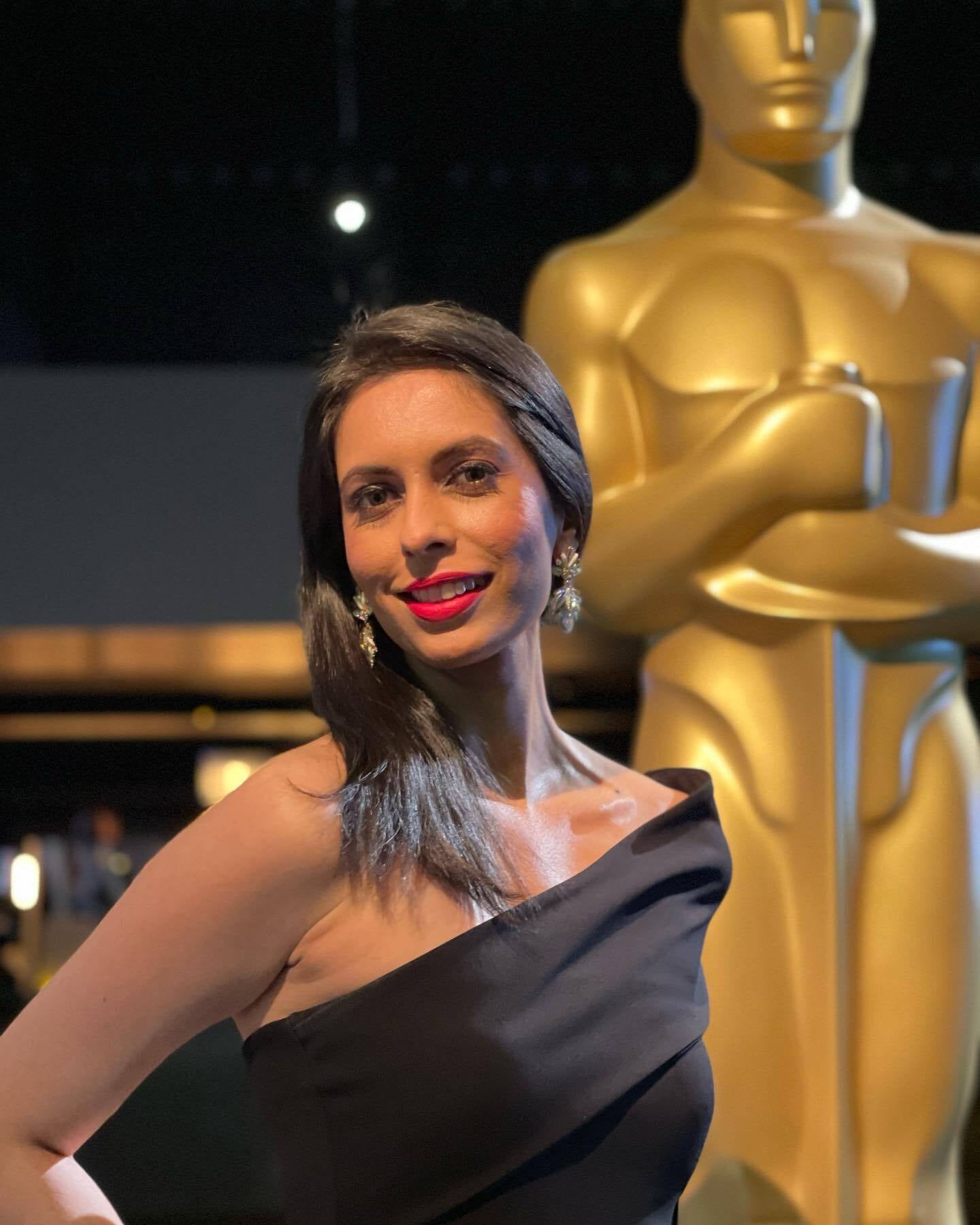 A Beautiful Indian Woman Posing With The Academy Award Oscar Statue At The 93Rd Academy Awards.