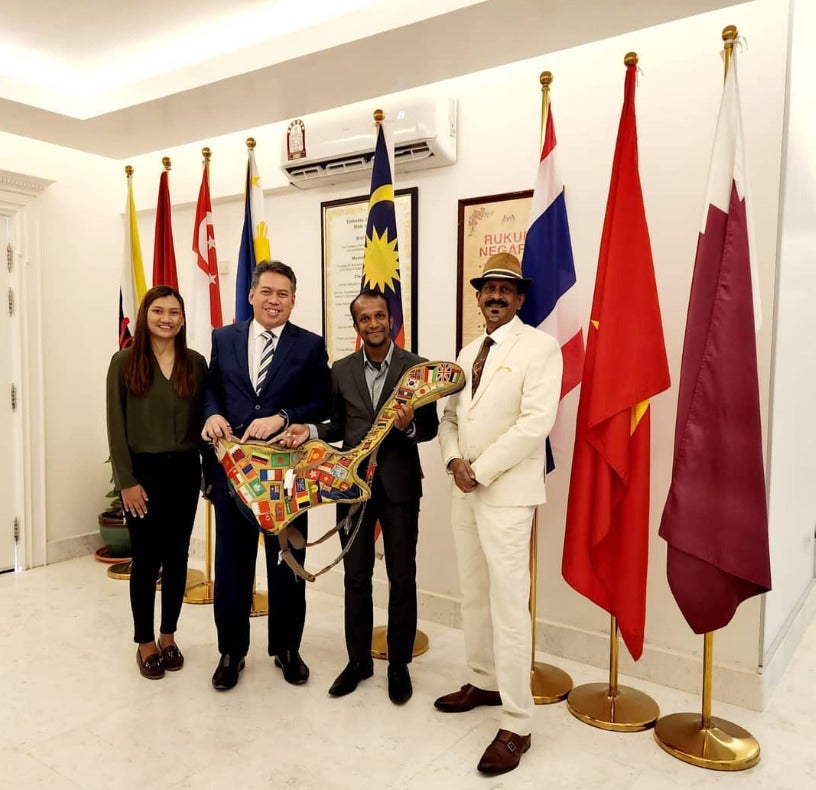 Jeshurun with the Ambassador of Malaysia in the state of Qatar, H.E. Zamshari Shaharan and a well-known artist in Qatar, Mr Patrick Rozario.