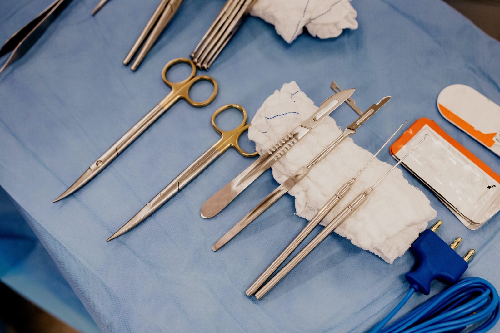 An arrangement of tools for medical attention, which includes scissors, scalpel and others.