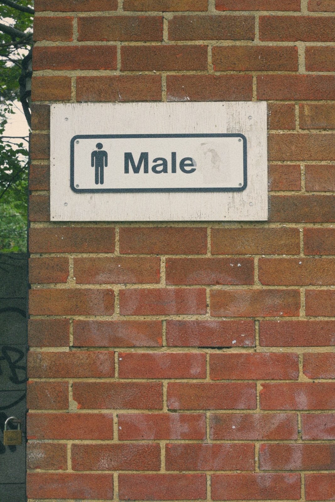 A sign that leads to the male's toilet.
