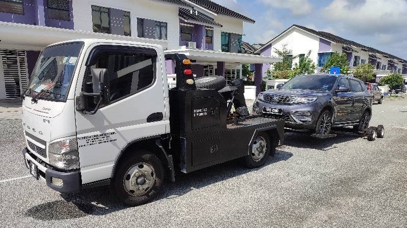 Tow Truck Services Are In High Demand, Which Leads To Highway Scammers Taking Advantage. Image Via Carput.