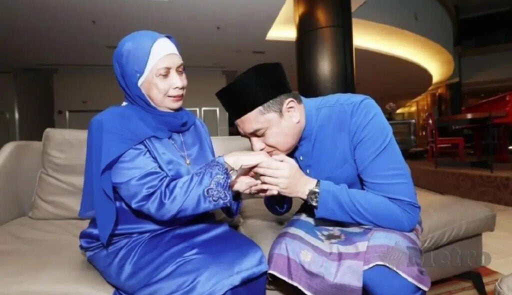 "A mother's blessing". Datuk Nizar Mohd Najib receives the blessing from his mother, Tengku Puteri Zainah Tengku Eskandar. Image via Malaysia World News