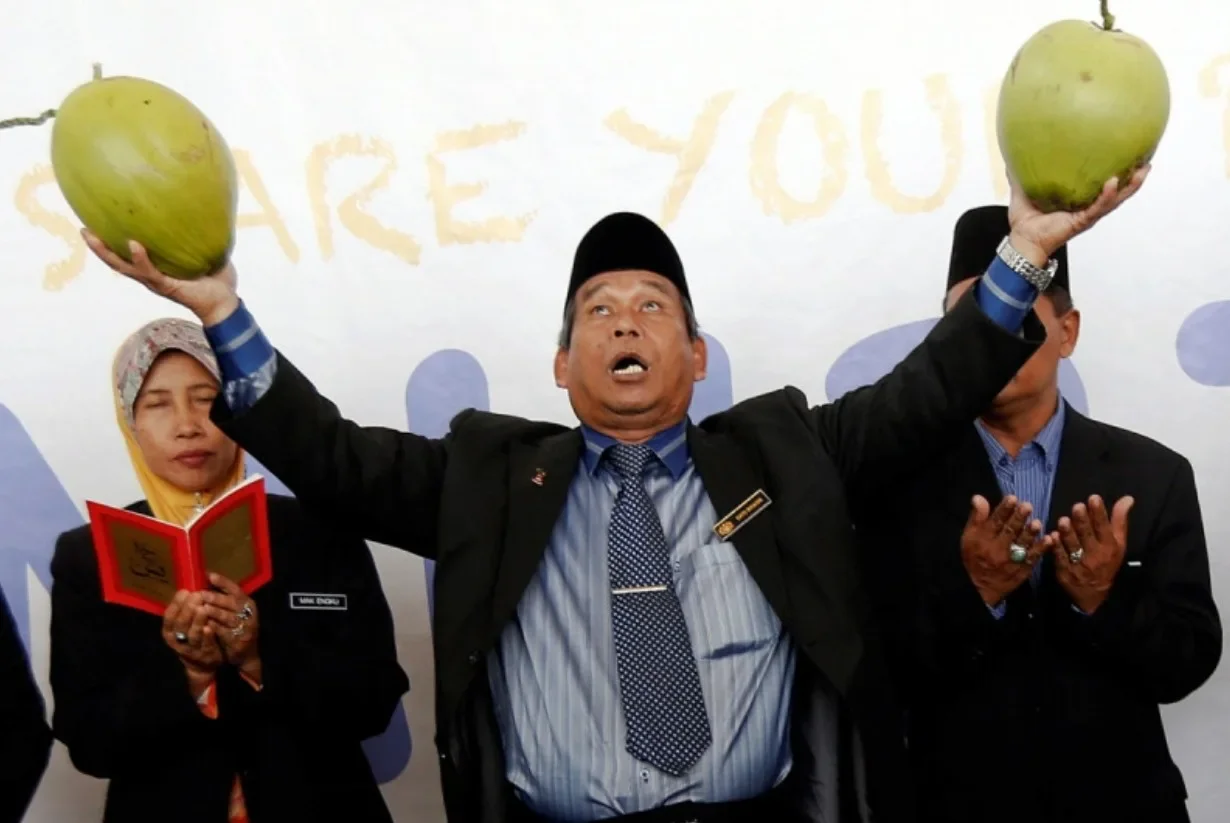 Raja Bomoh First Appeared In 2014 When He Staged A Couple Of Rituals Using Coconuts And Bamboo To Locate The Missing Flight Mh370. 