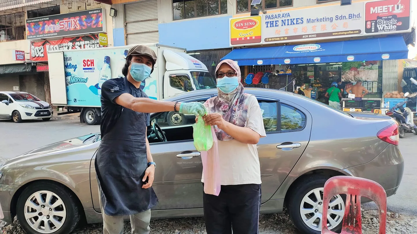 Ariff Giving A Pregnant Mother Some Food 1